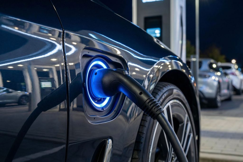 Elektrofahrzeug lädt