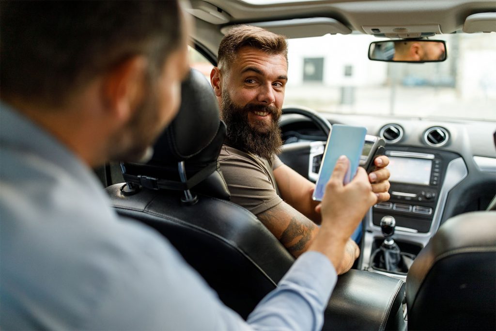 Fahrer begrüßt seinen Fahrgast
