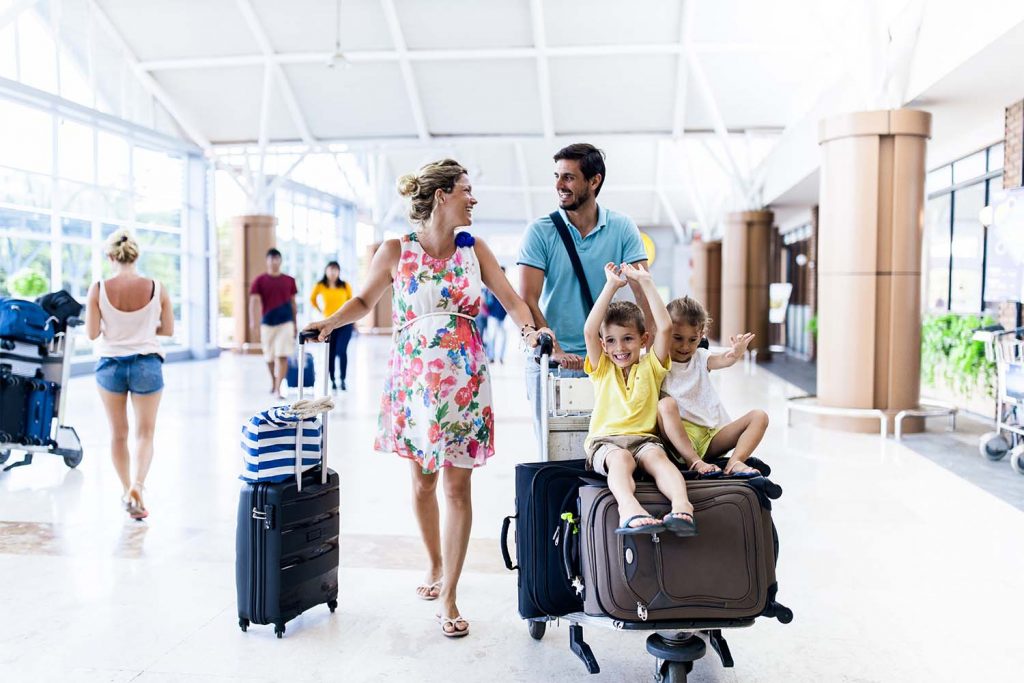 Familie am Flughafen