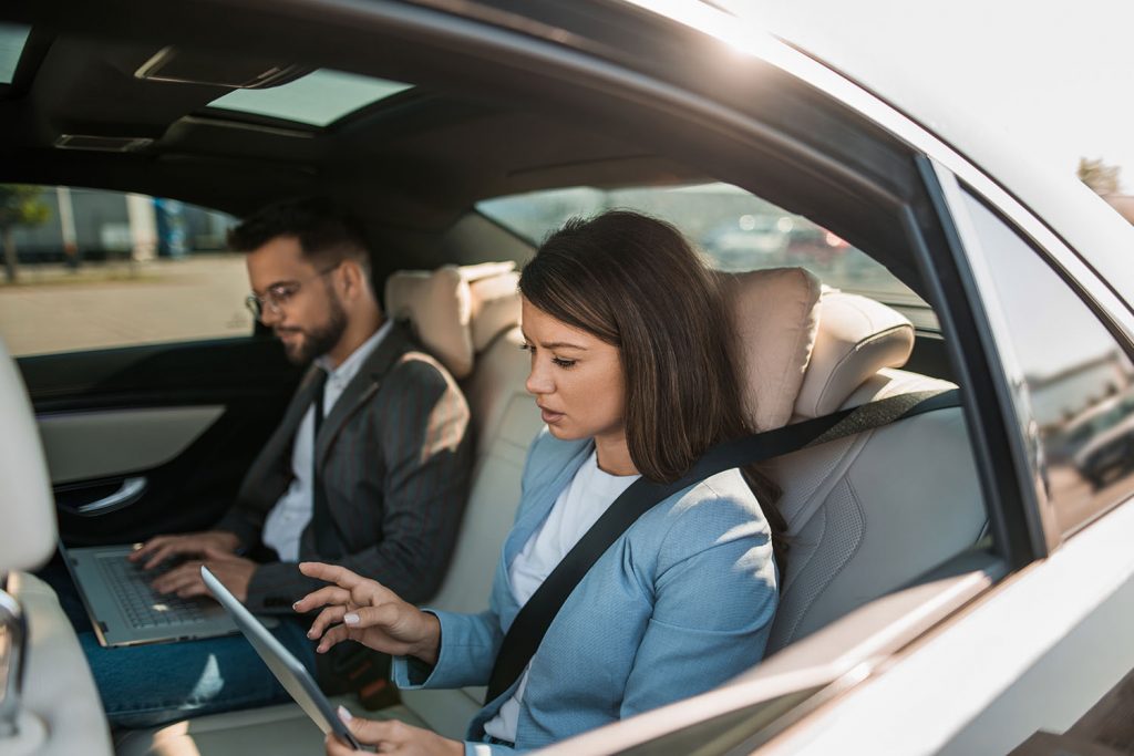 Geschäftsleute in einer Limousine