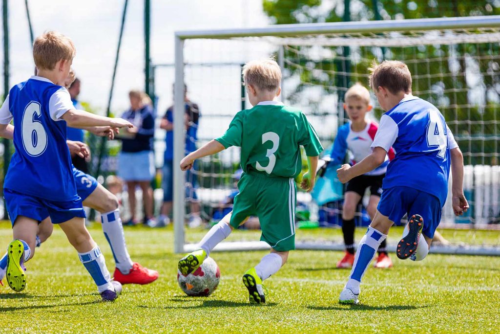 Kinder spielen Fußball
