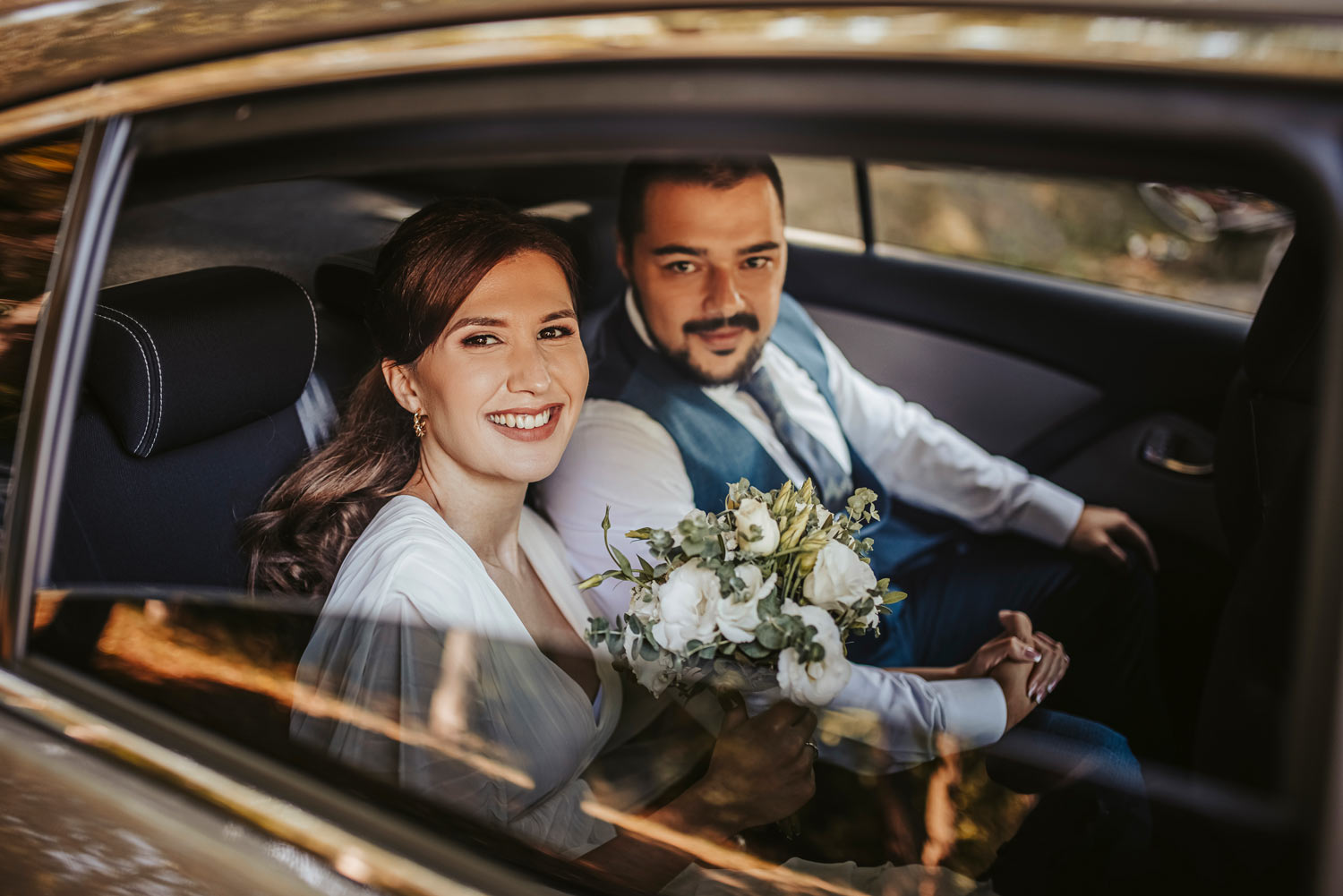 Hochzeitspaar in Limousine